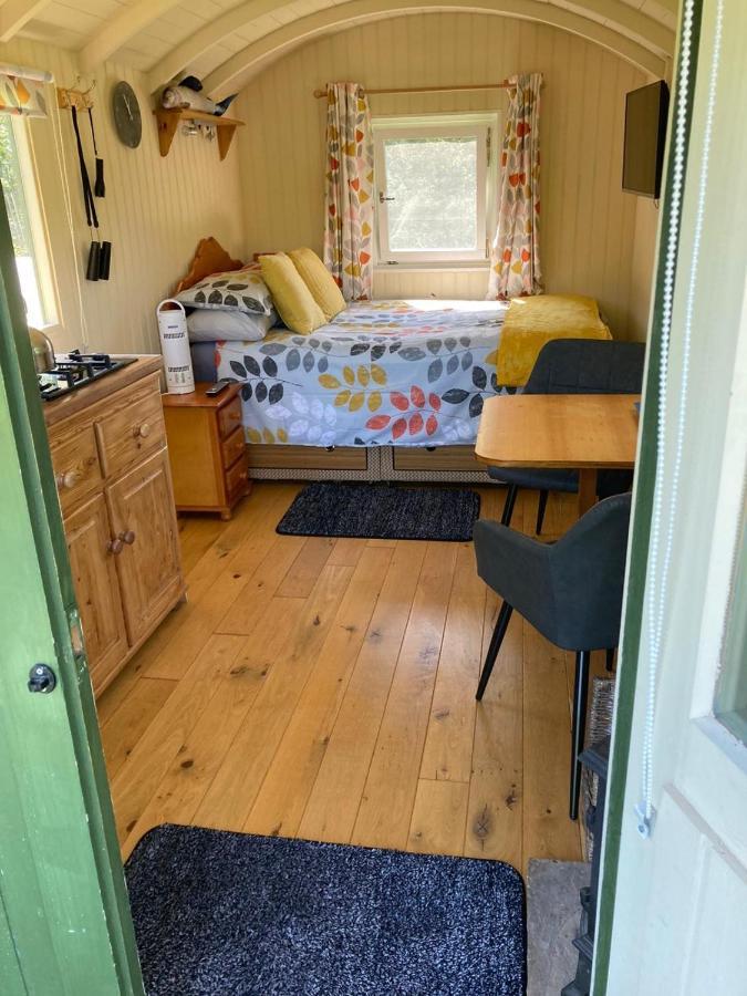 Charming Tranquil Shepherds Hut With Lakeside Balcony 'Roach' Uckfield Exterior photo