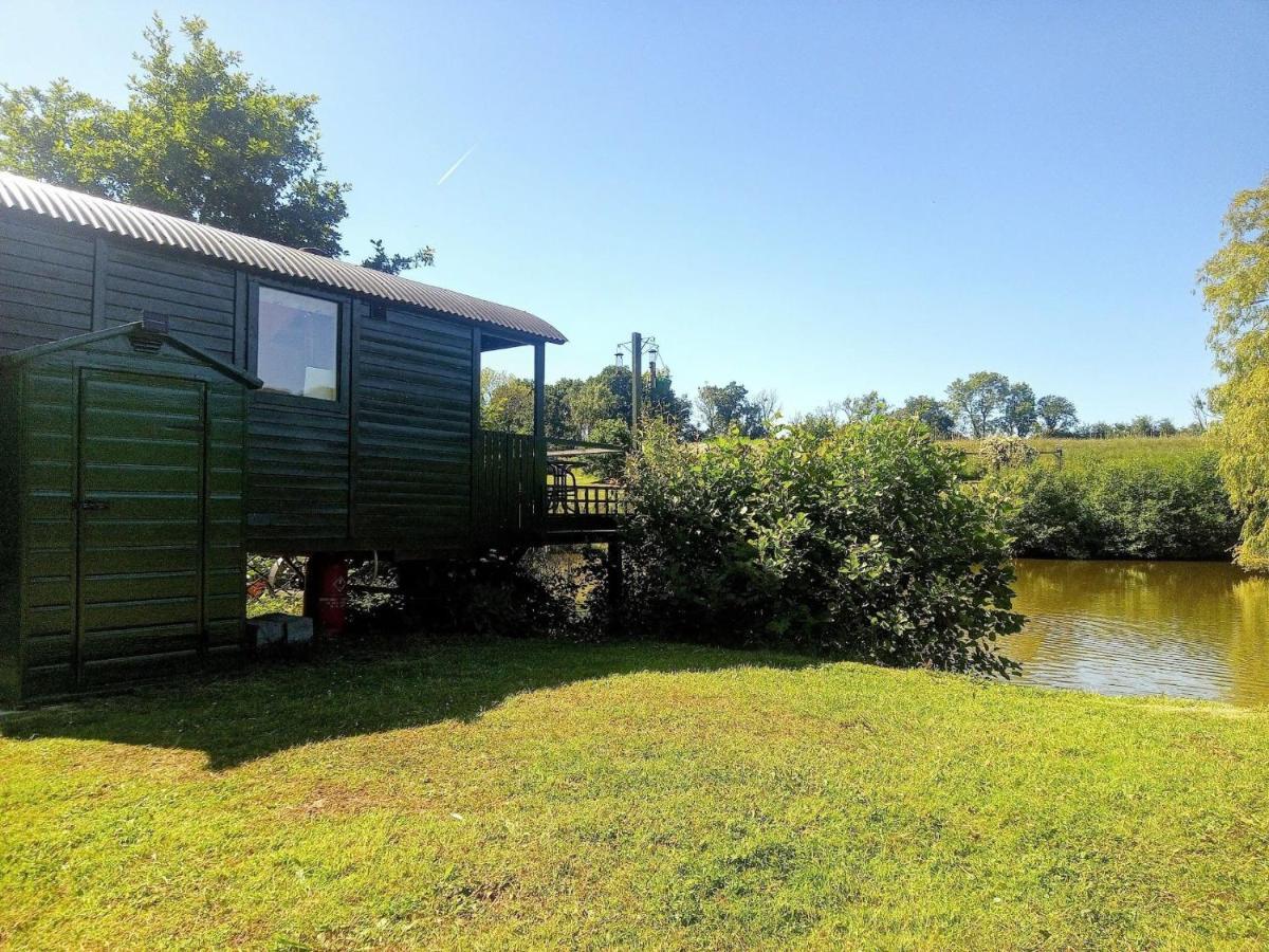 Charming Tranquil Shepherds Hut With Lakeside Balcony 'Roach' Uckfield Exterior photo