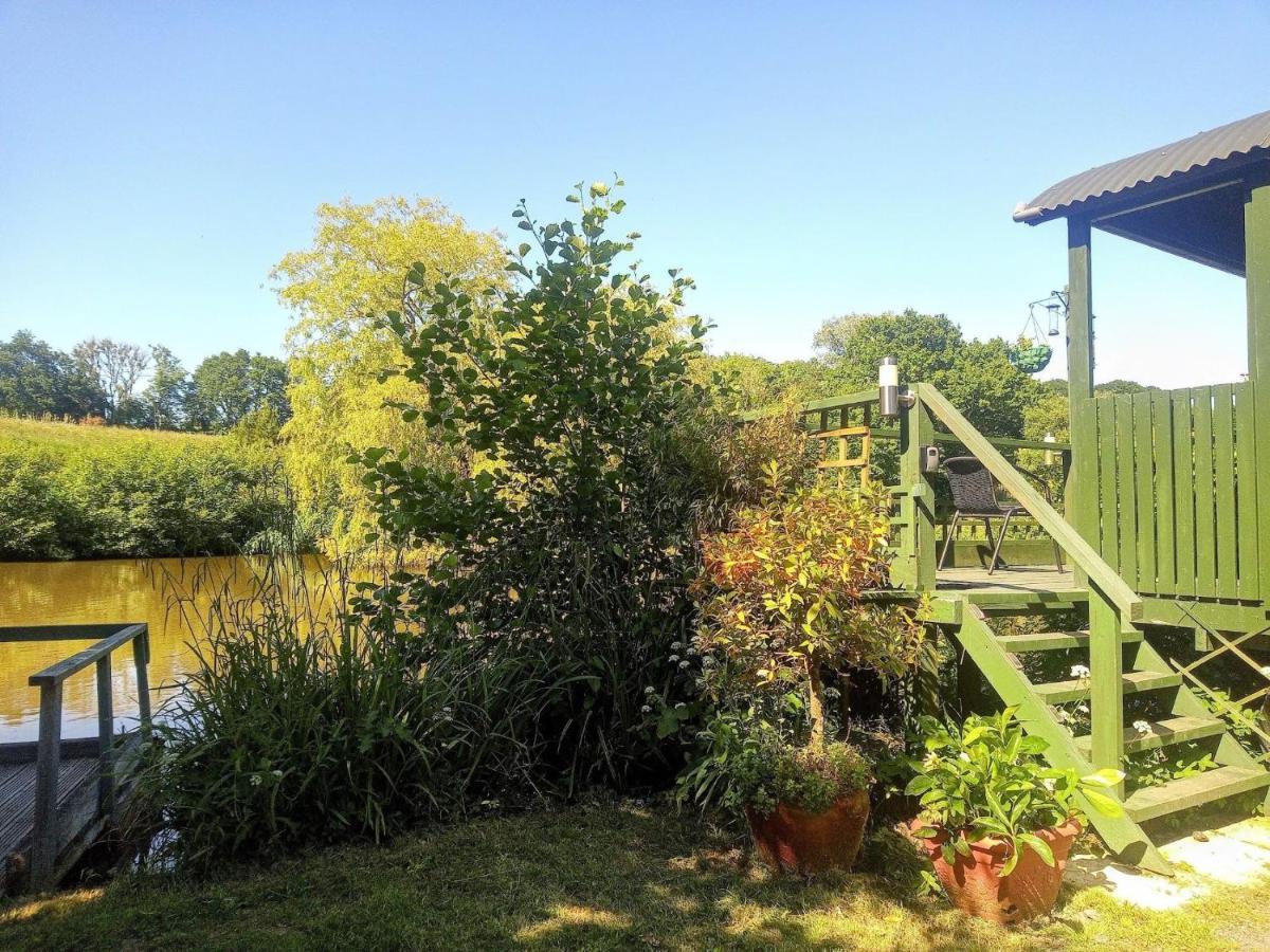Charming Tranquil Shepherds Hut With Lakeside Balcony 'Roach' Uckfield Exterior photo