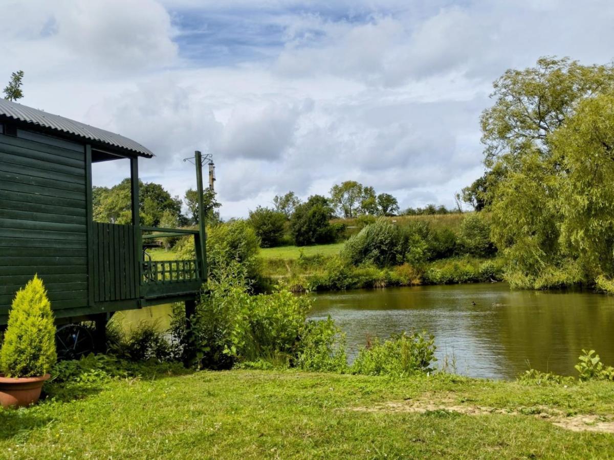 Charming Tranquil Shepherds Hut With Lakeside Balcony 'Roach' Uckfield Exterior photo