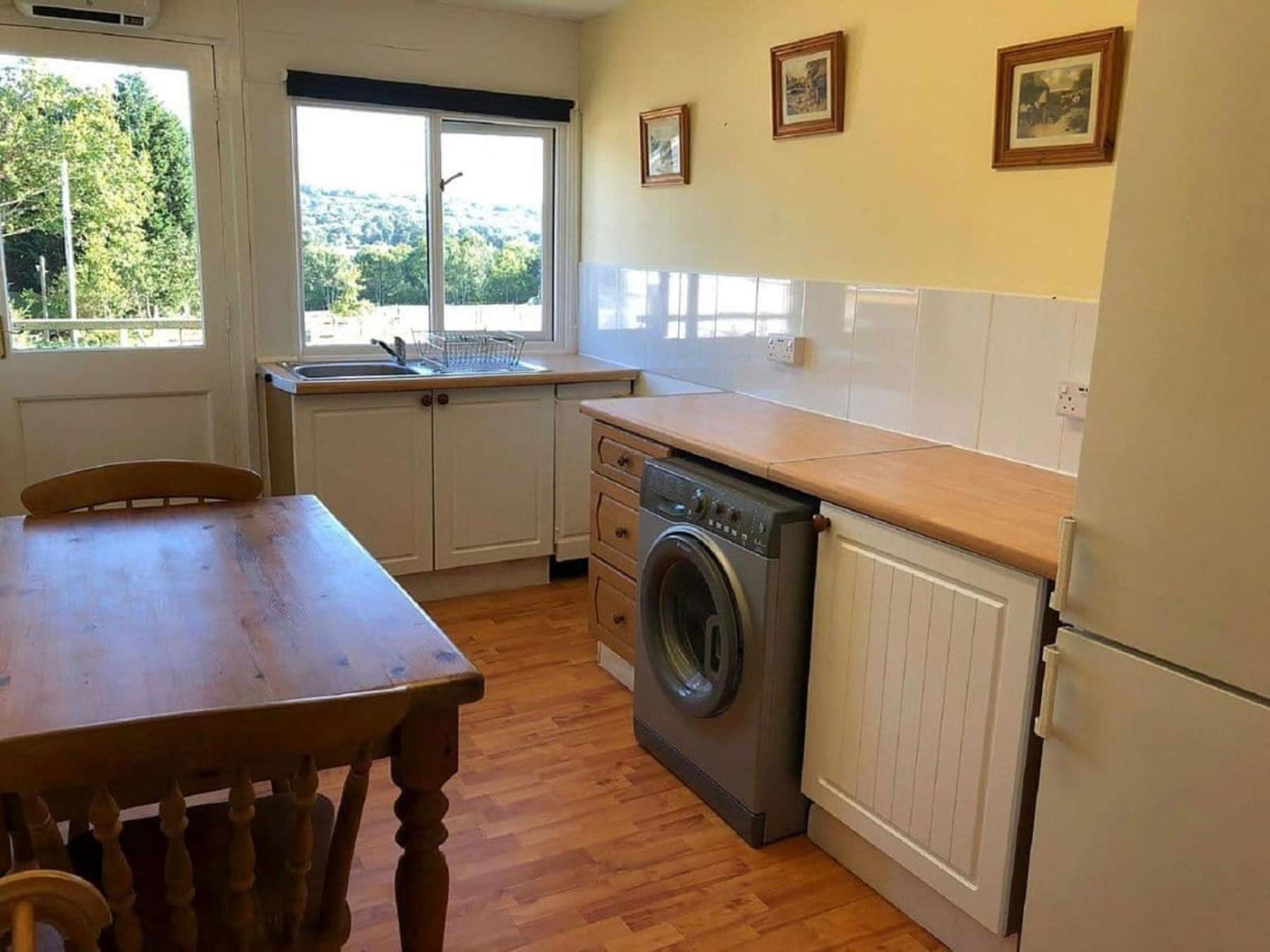 Charming Tranquil Shepherds Hut With Lakeside Balcony 'Roach' Uckfield Exterior photo